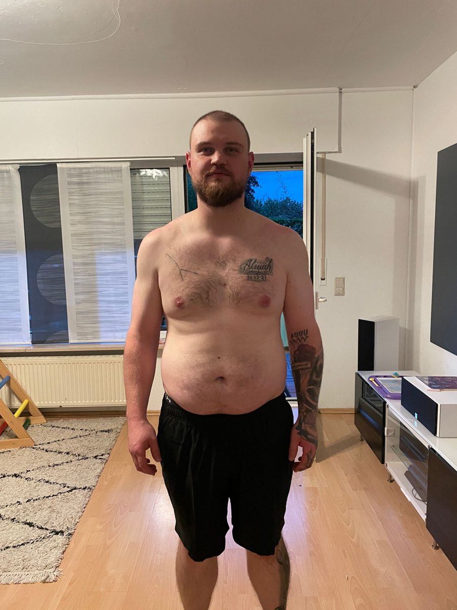 Walter im September 2024, mit nacktem Oberkörper im Wohnzimmer
